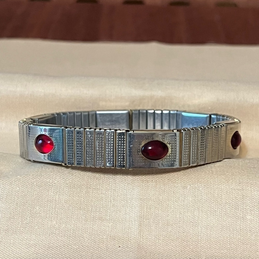Beautiful Vintage stretch bracelet!